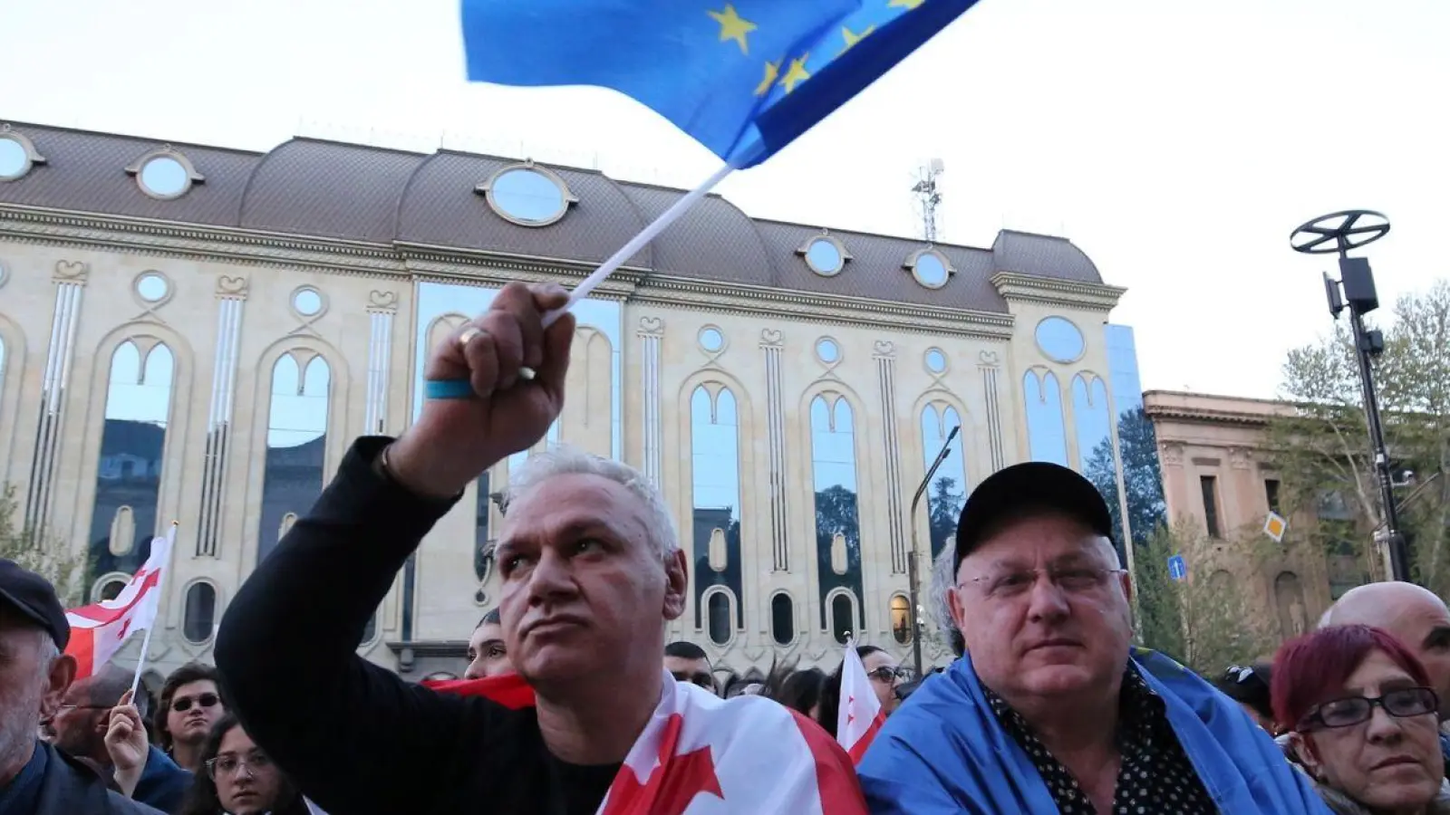Mit EU- und Georgien-Flagge: Menschen protestieren in Tiflis gegen das umstrittene Gesetz. (Foto: Zurab Tsertsvadze/AP/dpa)