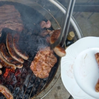 Steht der Holzkohlegrill in einem geschlossenen Raum, kann die CO-Konzentration schnell gefährliche Werte erreichen. (Foto: Timm Schamberger/dpa-tmn)