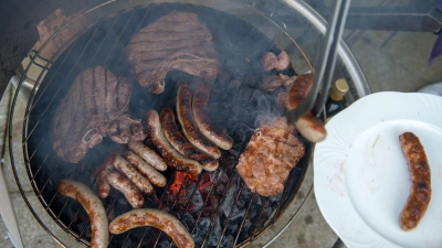 Steht der Holzkohlegrill in einem geschlossenen Raum, kann die CO-Konzentration schnell gefährliche Werte erreichen. (Foto: Timm Schamberger/dpa-tmn)