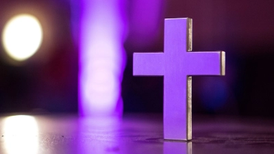 Ein Kreuz steht in einer evangelischen Kirche. (Foto: picture alliance / Sebastian Gollnow/dpa/Symbolbild)