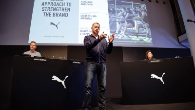 Beim Sportartikelhersteller Puma wird mit dem eisernen Besen gekehrt.  (Foto: Daniel Löb/dpa)