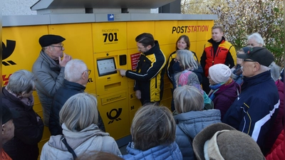 Auf reges Interesse stieß die Veranstaltung des Neustädter Seniorenrates und der Post, bei der die halb automatische Poststation neben dem Aldi-Haupteingang erklärt wurde.  (Foto: Patrick Lauer)