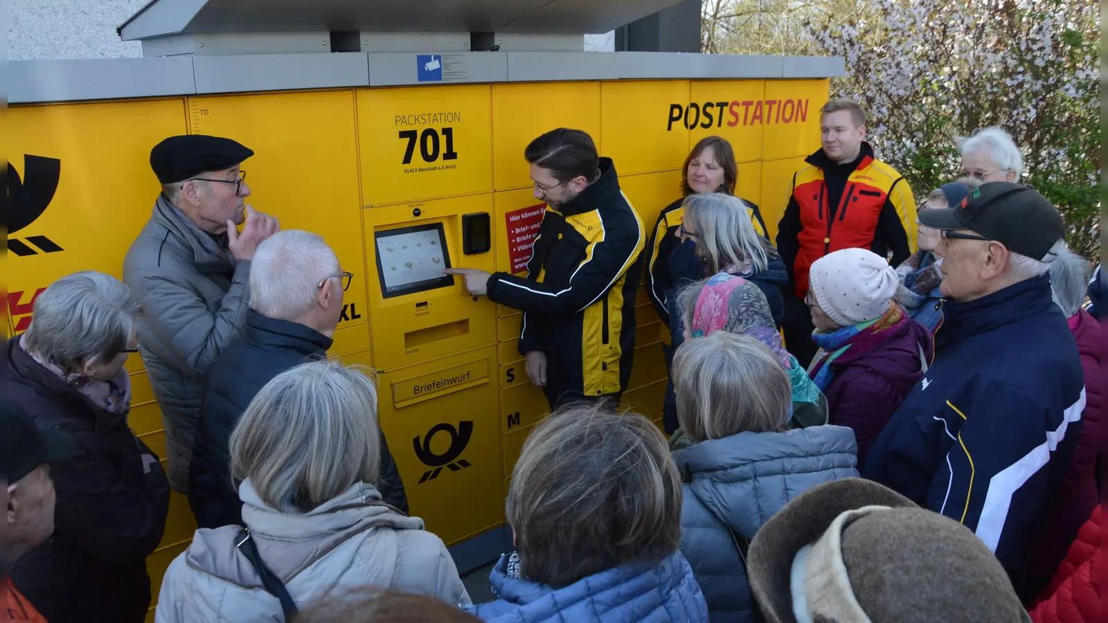 Auf reges Interesse stieß die Veranstaltung des Neustädter Seniorenrates und der Post, bei der die halb automatische Poststation neben dem Aldi-Haupteingang erklärt wurde.  (Foto: Patrick Lauer)