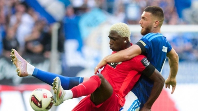 Schalker und Elversberger lieferten sich viele enge Duelle. (Foto: Bernd Thissen/dpa)