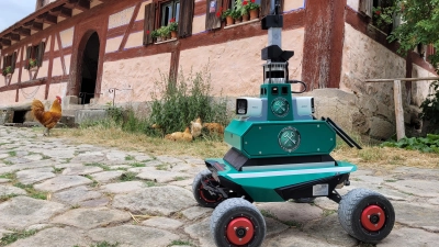 Roboter „NWS GuardR” zwischen Hahn und Hühnern, mitten im Museum. Er wird hier bald Nachtschichten fahren und für mehr Sicherheit sorgen. (Foto: Nina Daebel)