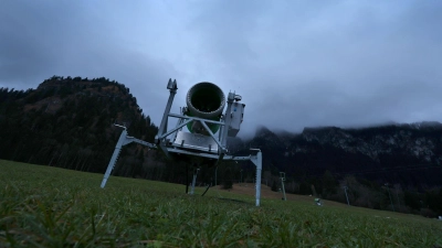 Auch bei Schneekanonen - hier auf der Skipiste am Tegelberg - soll seltener überprüft werden, ob sie umweltverträglich sind. (Archivbild) (Foto: Karl-Josef Hildenbrand/dpa)