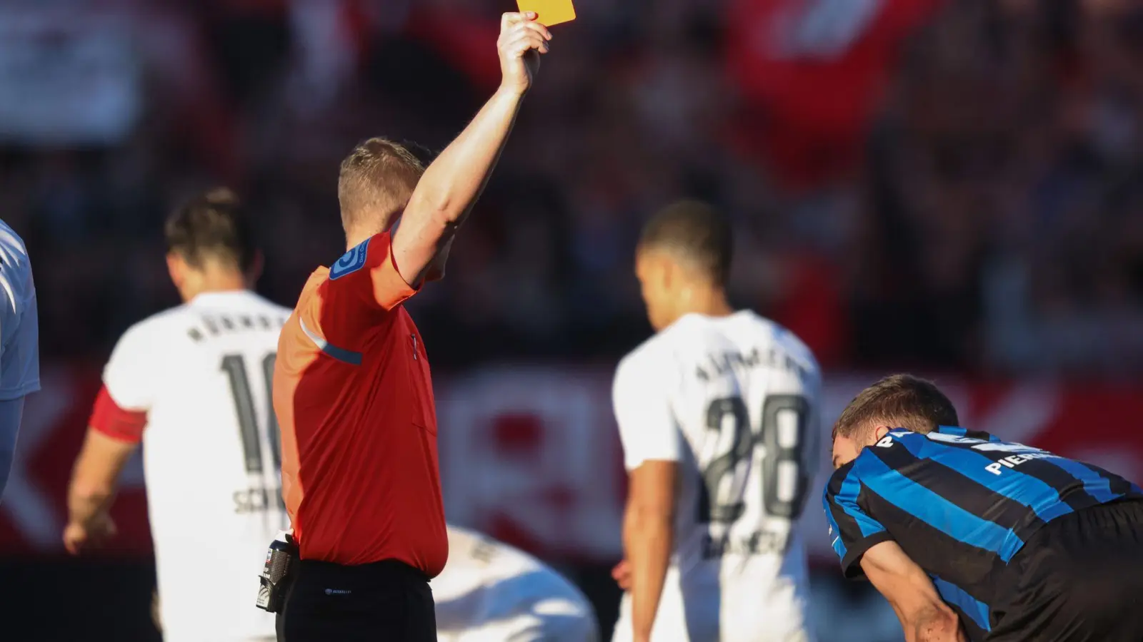 Der Schiedsrichter Robert Kampka (l) zeigt Marvin Pieringer vom SC Paderborn die rote Karte (gelb-rot). (Foto: Daniel Karmann/dpa)