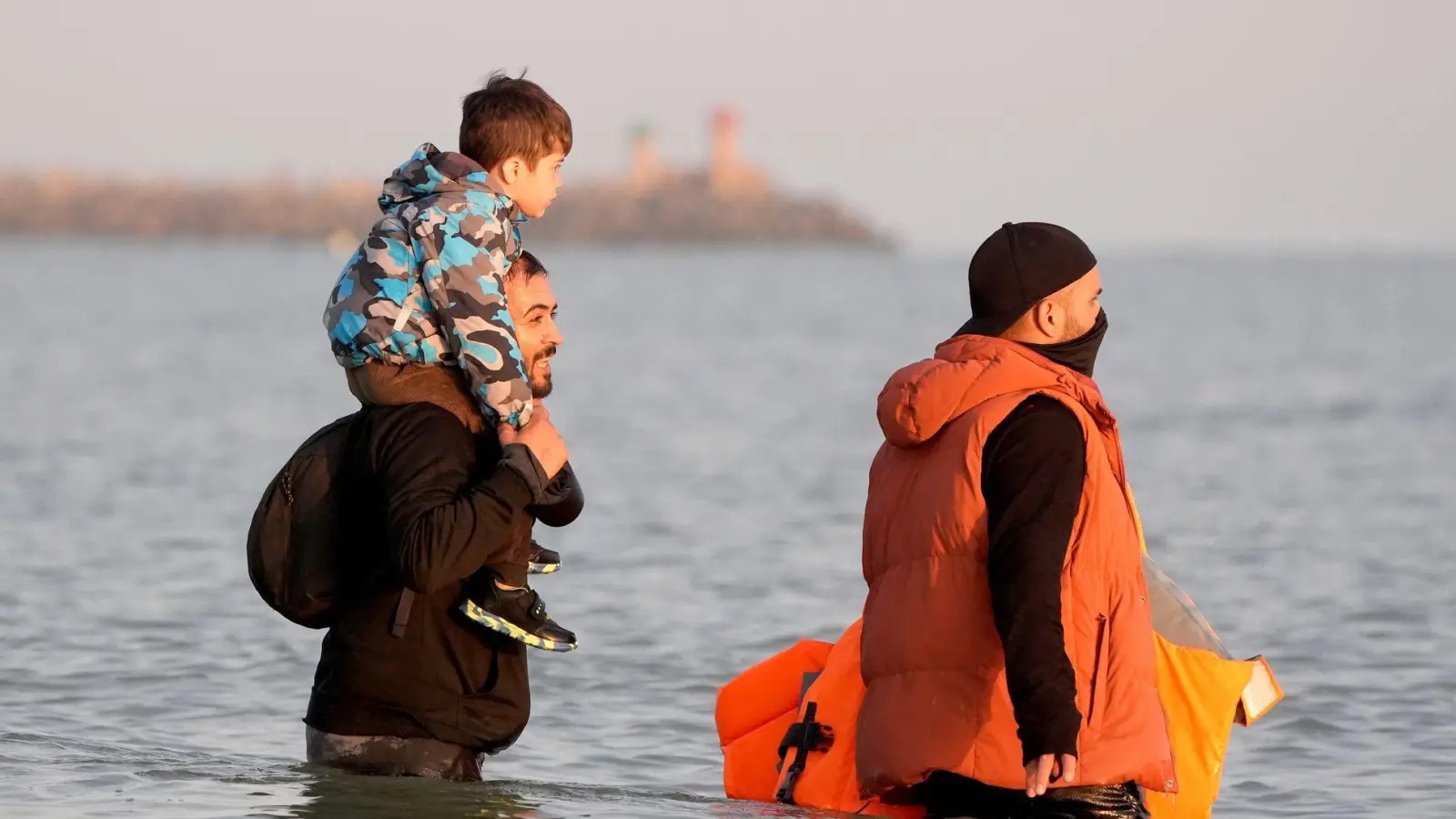Frankreich und Großbritannien wollen die irreguläre Migration über den Ärmelkanal bekämpfen, aber im Gegenzug Migranten eine reguläre Einreise nach Großbritannien ermöglichen. (Archivbild) (Foto: Gareth Fuller/PA Wire/dpa)