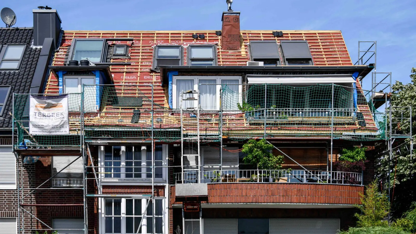 Ein Wohnungseigentümer sollte die Kosten einer Dachsanierung über seiner Wohneinheit alleine tragen. Dagegen ging er rechtlich vor. (Foto: Kirsten Neumann/dpa-tmn)