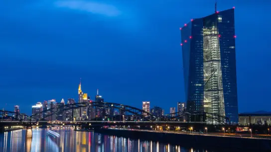 Die Europäische Zentralbank (EZB) in Frankfurt/Main - mit dem neuen Leitzins fallen bei vielen Banken die Negativzinsen. (Foto: Boris Roessler/dpa)