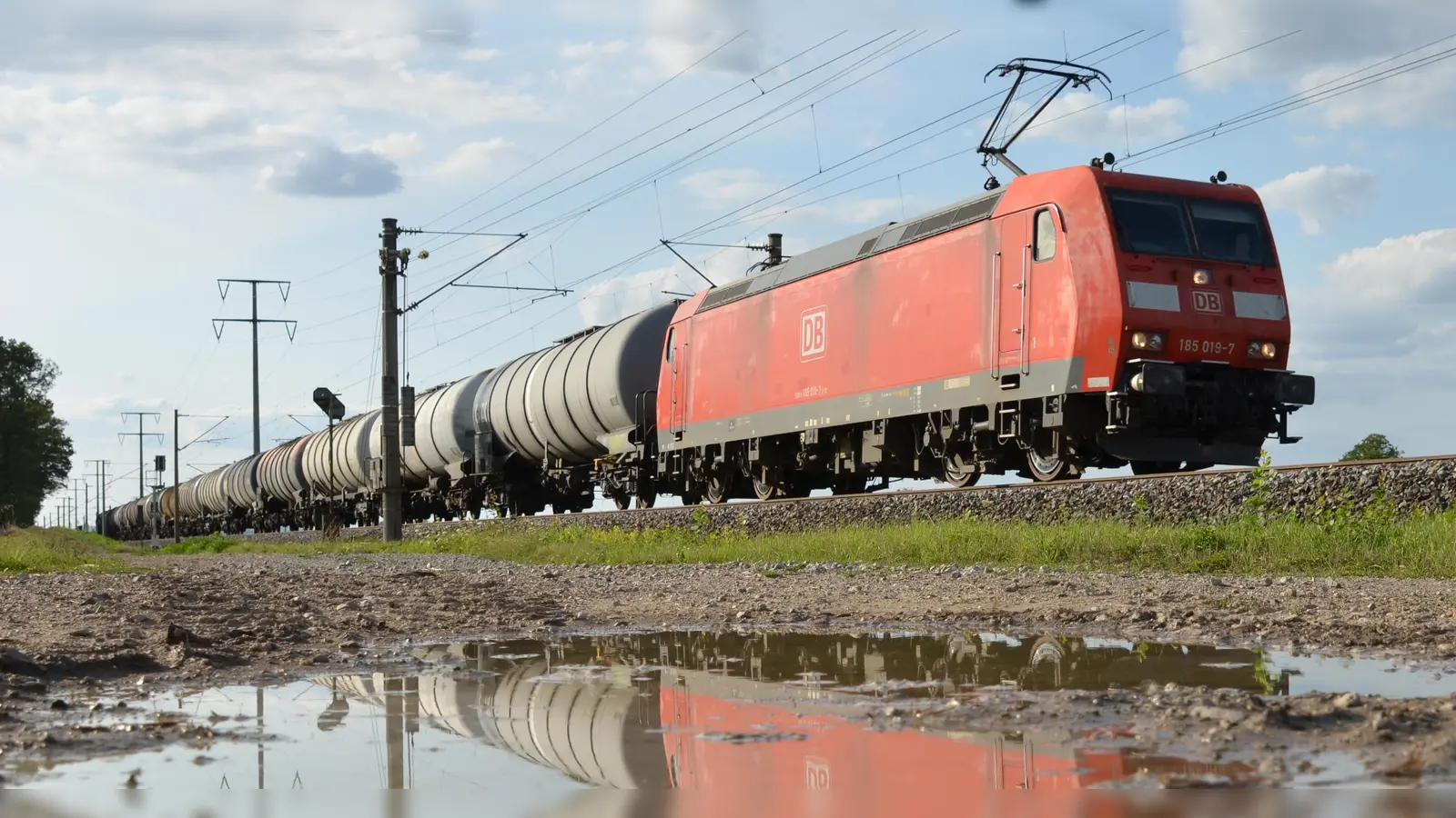 Erst kürzlich „surften” zwei Jugendliche auf einem Güterzug bei Neustadt/Aisch mit und sorgten für einen Polizeieinsatz. Der vermeintliche Spaß kann schnell zur lebensgefährlichen Gefahr werden.  (Symbolbild: Johannes Hirschlach)