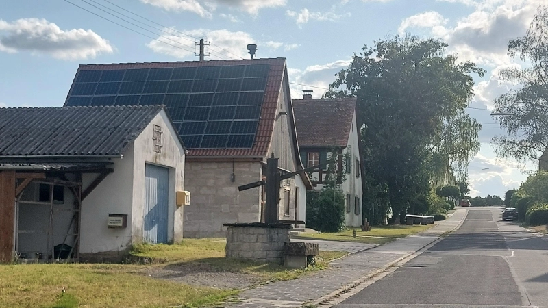 Neuebersbach soll durch die Dorferneuerung schöner werden. Die Sanierung der Dorfstraße wird jedoch voraussichtlich noch auf sich warten lassen. (Foto: Sandra Buchwald)