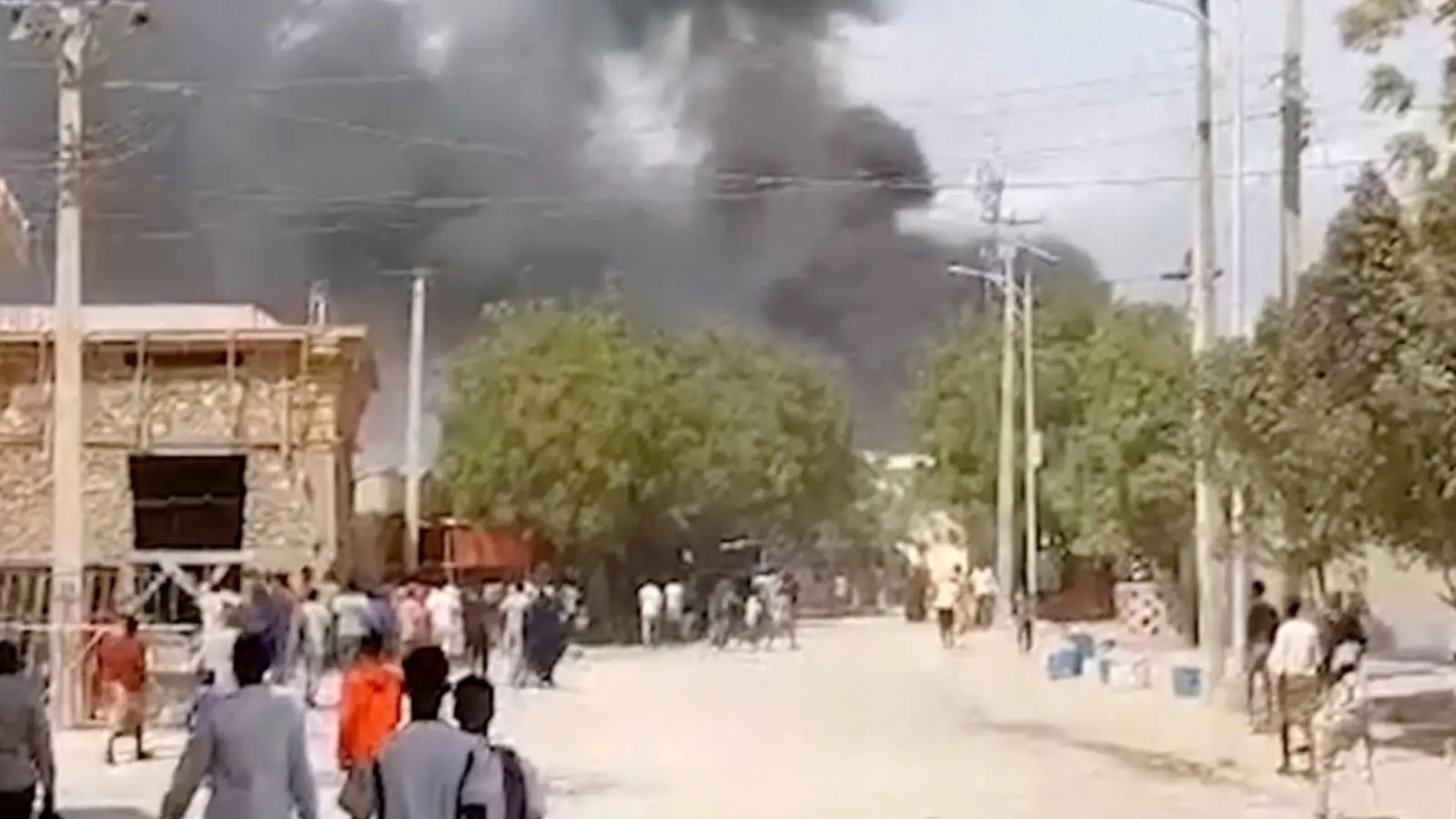 Rauch steigt über dem Anschlagsort in Beledweyne auf (Videostandbild). (Foto: -/AP/dpa)