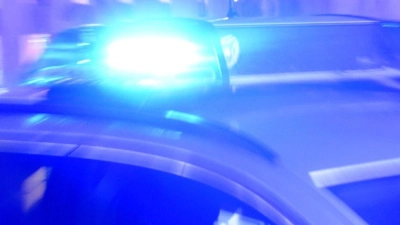 Der Mann attackierte die Beamten mit seinen Fäusten. (Symbolbild: Carsten Rehder/dpa)