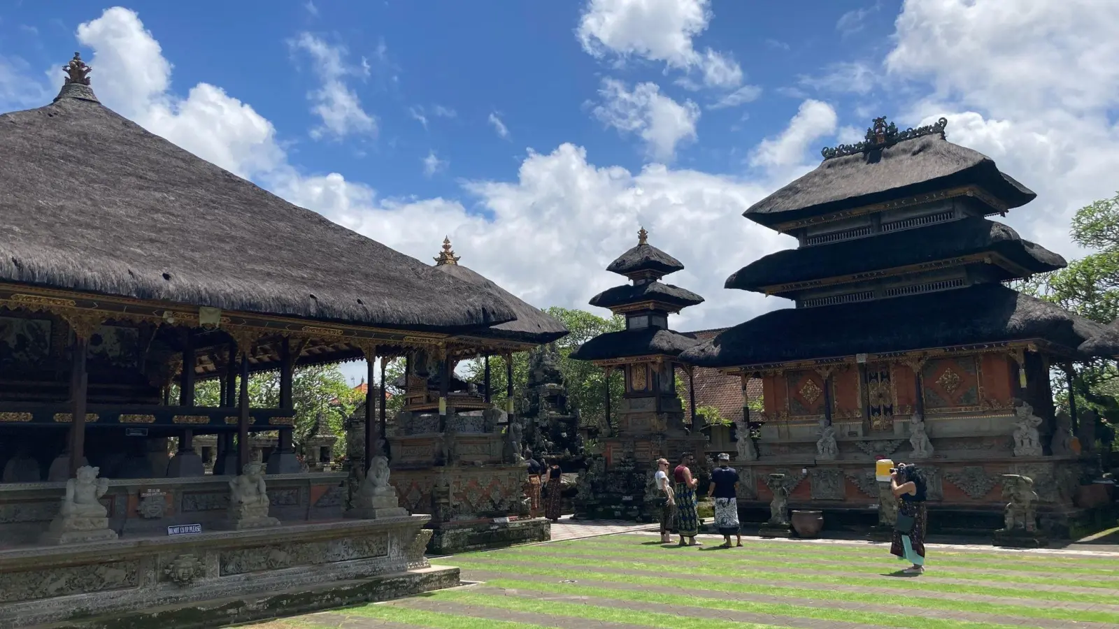 Bitte benehmen: Touristen im Tempel Pura Puseh Desa Batuan. (Foto: Carola Frentzen/dpa)