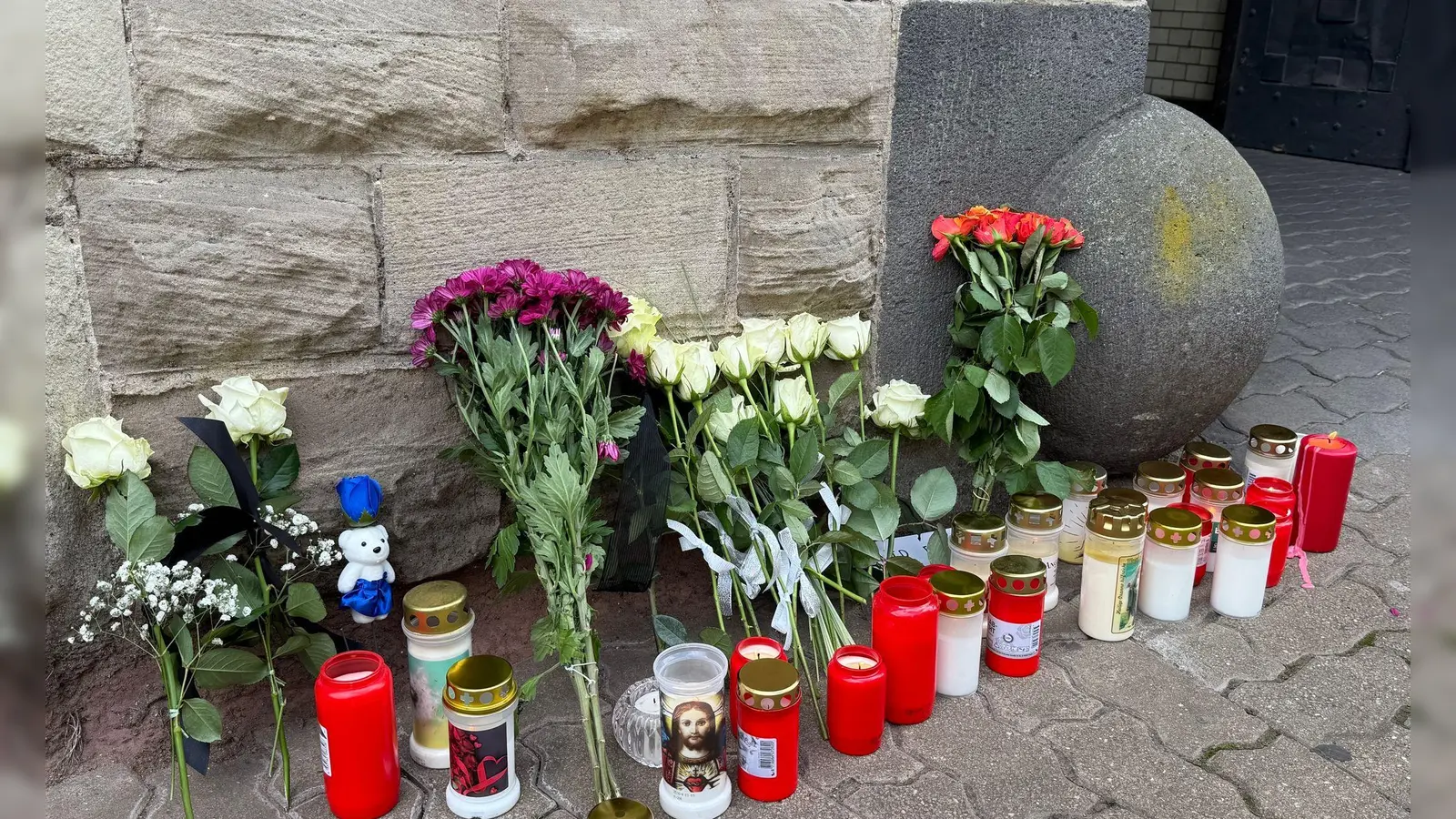 Nach der Tat wurden Blumen und Kerzen vor der Polizeiinspektion Völklingen abgelegt. (Archivbild) (Foto: Christian Schultz/dpa)