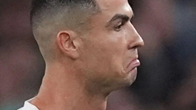 Cristiano Ronaldo verlässt den Platz nach seiner Roten Karte in Irland.  (Foto: Niall Carson/PA Wire/dpa)