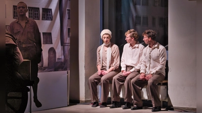 Zeitebenen mischen sich in dem Theaterstück. Hier treffen ein Mädchen und der junge sowie der etwas ältere Limpert aufeinander – eine Szene mit Luzia Aue, Merlin Nestler (Mitte) und Lukas Aue. (Foto: Martin Stumpf)