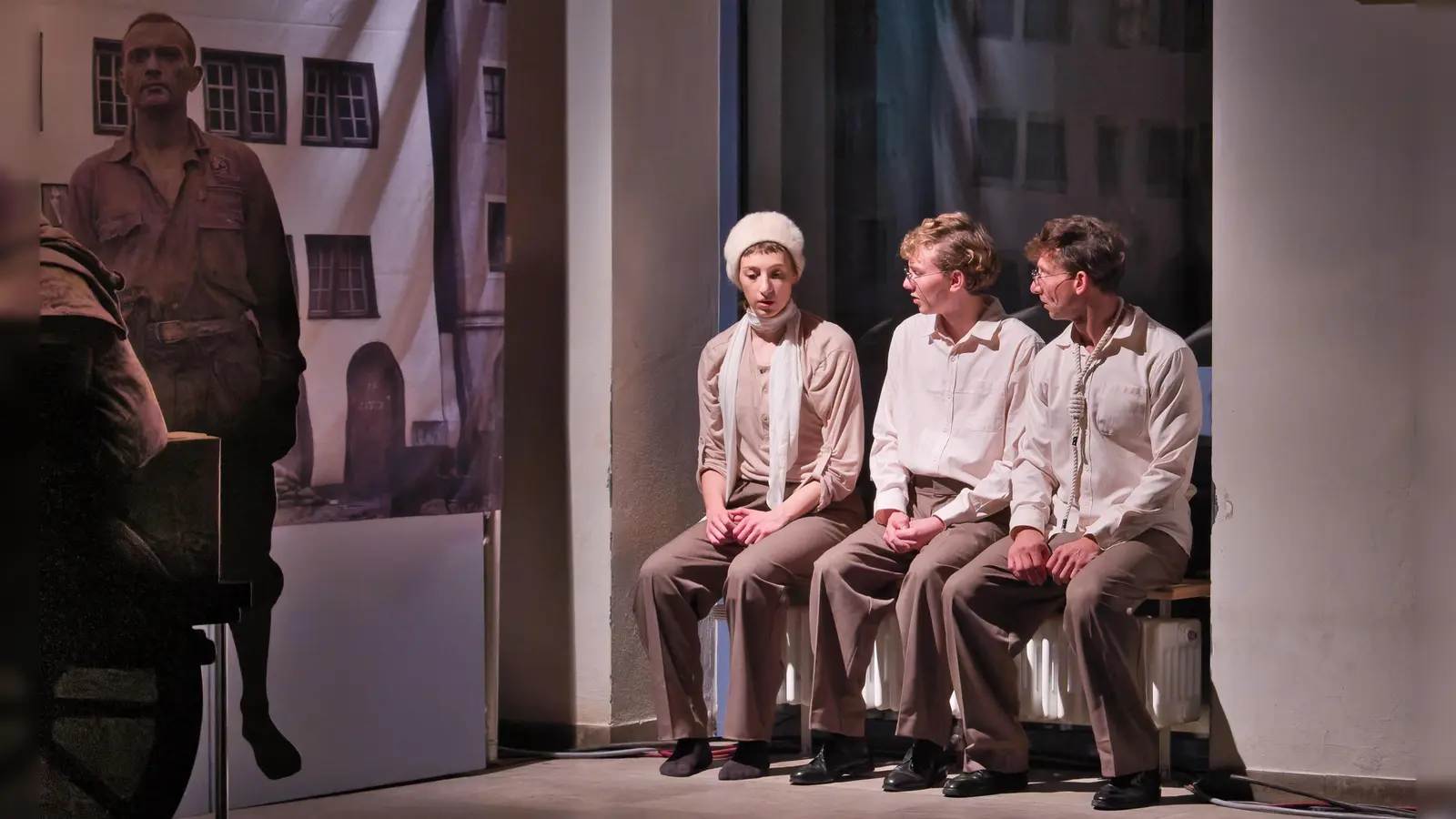 Zeitebenen mischen sich in dem Theaterstück. Hier treffen ein Mädchen und der junge sowie der etwas ältere Limpert aufeinander – eine Szene mit Luzia Aue, Merlin Nestler (Mitte) und Lukas Aue. (Foto: Martin Stumpf)