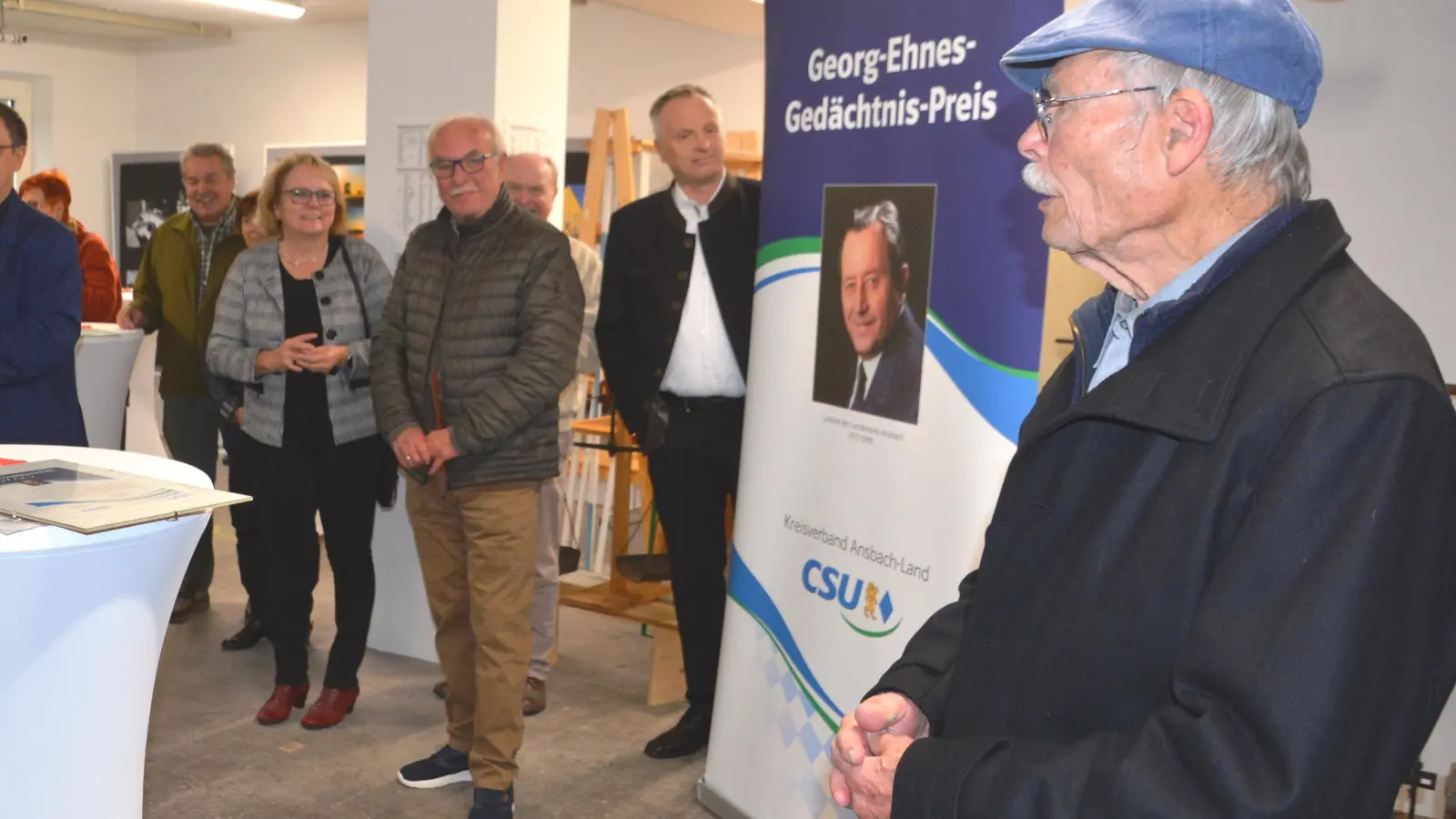 Johannes Schlender (rechts) wurde in Bechhofen mit dem Georg-Ehnes-Gedächtnispreis der Landkreis-CSU ausgezeichnet.  (Foto: Peter Tippl)