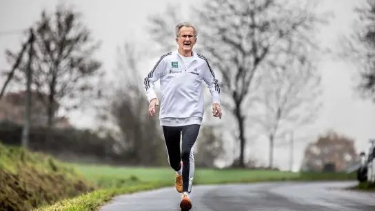 Mit 85 Jahren nimmt der Dortmunder Langstreckenläufer Klemens Wittig noch immer regelmäßig an Wettkämpfen teil. (Foto: Dieter Menne/dpa)