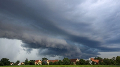 Ein Unwetter im Augst 2024 in der Nähe von Wolfratshausen in Oberbayern. (Archiv)  (Foto: Alexander Wolf/onw-images/dpa)