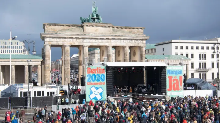 Ein Klima-Bündnis will mit dem Berliner Volksentscheid an diesem Sonntag erreichen, dass die Hauptstadt 15 Jahre früher als geplant - bis 2030 - klimaneutral wird. (Foto: Paul Zinken/dpa)
