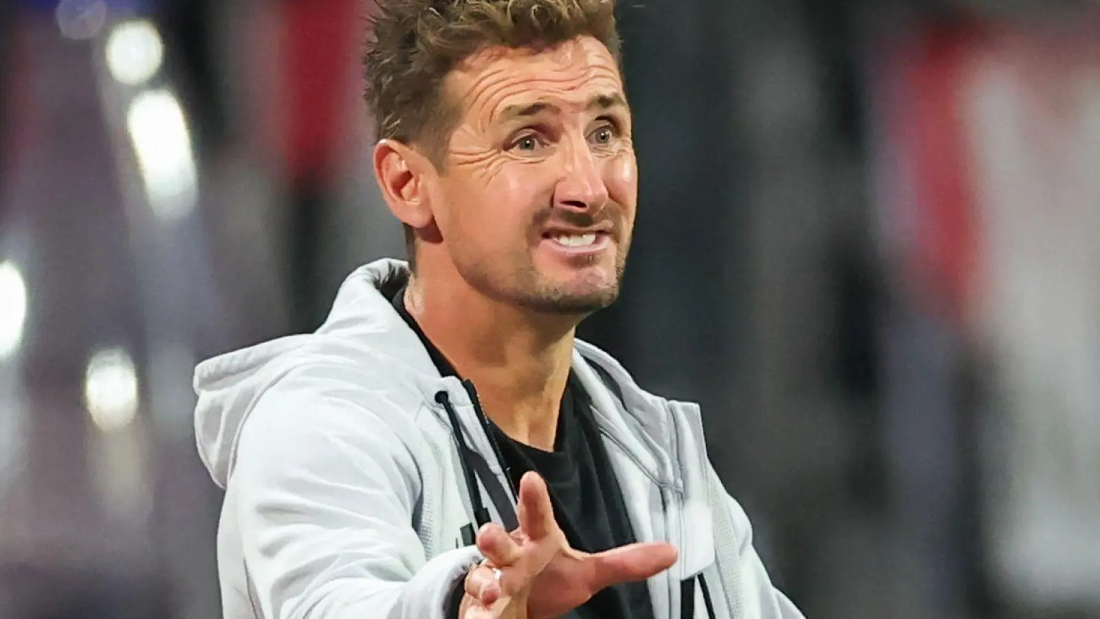 Energisch zur Pause - und danach richtig zufrieden mit der Reaktion seiner Mannschaft: Miroslav Klose.   (Foto: Daniel Karmann/dpa)