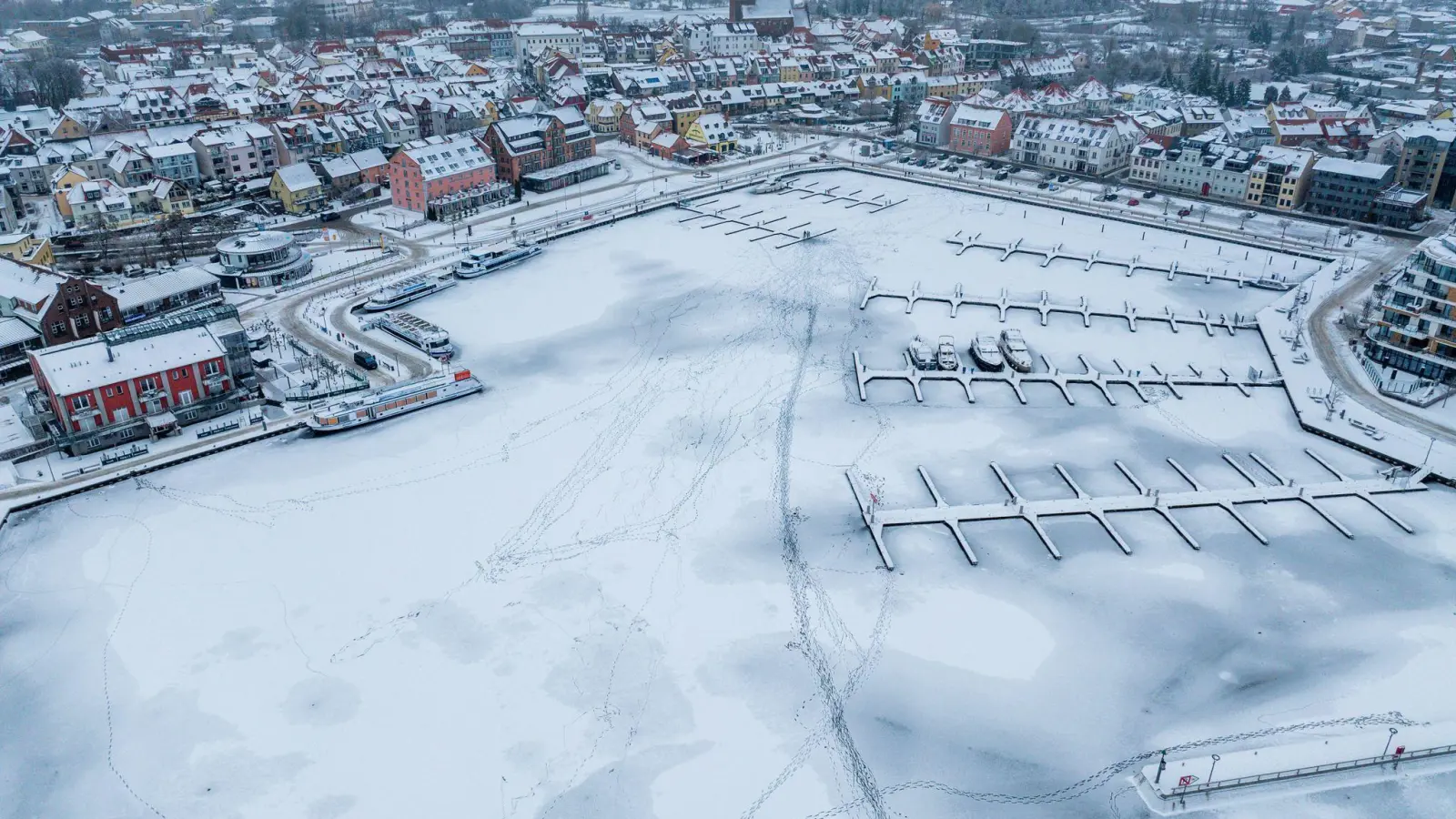 In Mecklenburg-Vorpommern führten die winterlichen Temperaturen zu einem seltenen Naturschauspiel. (Foto: Jens Büttner/dpa)