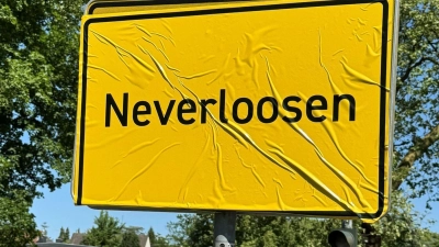 Das Ortsschild von Leverkusen im Stadtteil Schlebusch ist mit der Aufschrift „Neverloosen“ überklebt worden. (Foto: Holger Schmidt/dpa)