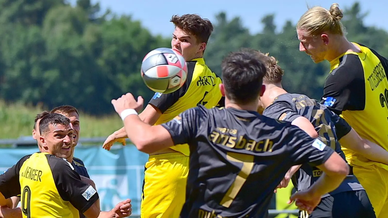 Da bleibt den Ansbachern (in Schwarz) nur das Nachsehen: Jakob Zitzelsberger (rechts) köpft zum 1:0 für Vilzing ein. (Foto: Dirk Meier)