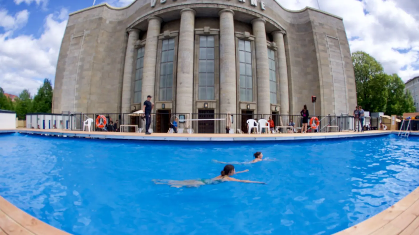 Vor der Volksbühne steht nun ein temporärer Pool. (Foto: Soeren Stache/dpa)