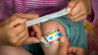 Kinderpflaster schieben Keimen den Riegel vor und sind besonders hautfreundlich. (Foto: Hendrik Schmidt/dpa-Zentralbild/dpa-tmn)