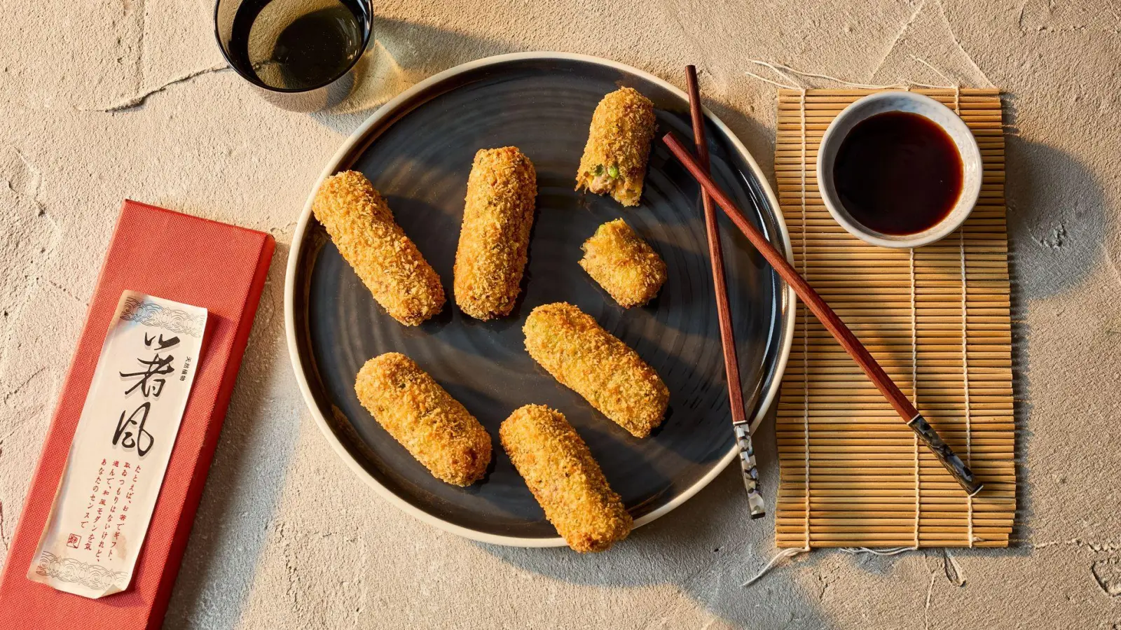 Japanische Korokke werden klassischerweise in eine süß-würzige Tonkatsusoße gedippt. (Foto: KMG/die-kartoffel.de/dpa-tmn)