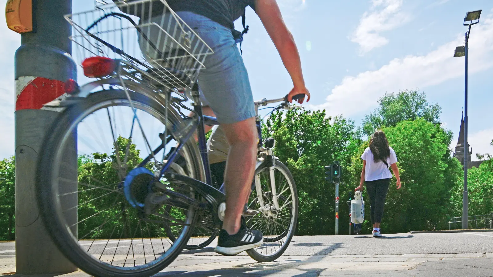 Die abgesenkten Bordsteine an den Ampelübergangen in Ansbach sind zwar in erster Linie für Rollstuhlfahrer und Kinderwagen geschaffen worden, aber auch Radfahrer nutzen diese gerne. (Foto: Jim Albright)
