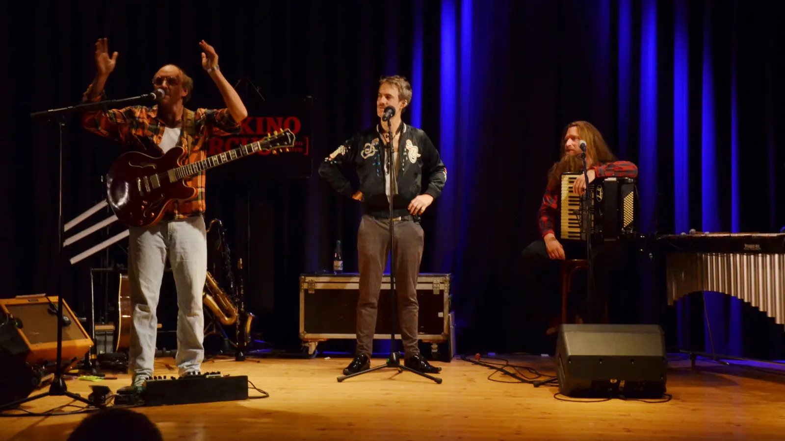 Gankino Circus daheim in Dietenhofen (von links) auf der Bühne: Ralf Wieland, Simon Schorndanner und Maximilian Eder, nicht auf dem Bild ist Johannes Sens. (Foto: Yvonne Neckermann)