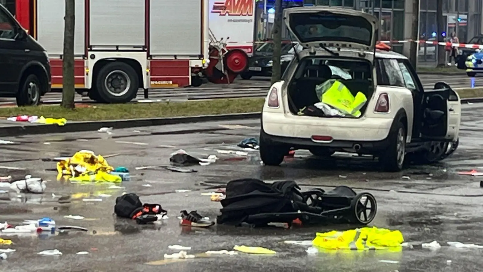 Mit seinem Auto überfuhr der Mann mehrere Menschen. (Archivbild) (Foto: Christoph Trost/dpa)