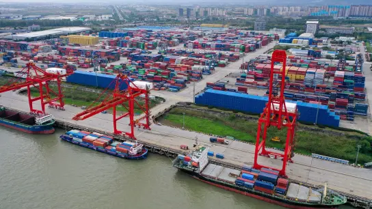 Containerschiffe legen in einem Hafen in Nanjing in der ostchinesischen Provinz Jiangsu an. (Foto: Chinatopix via AP/dpa)