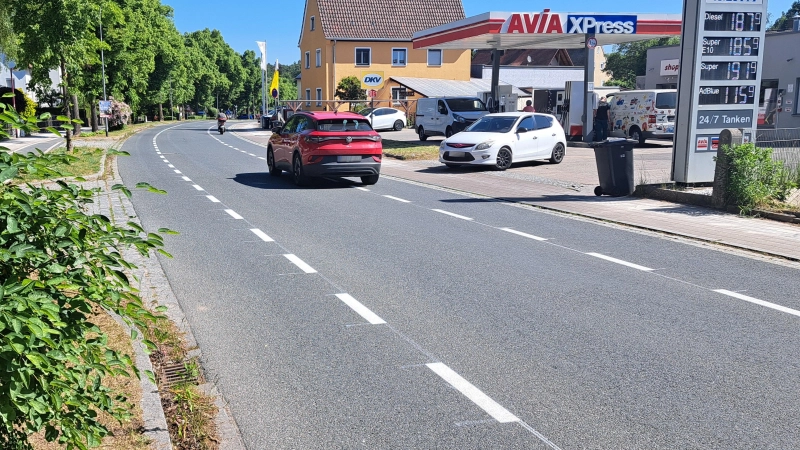 In der gesamten Ortsdurchfahrt von Neuendettelsau sind für den Verkehrsversuch Fahrrad-Schutzstreifen markiert worden. Am Montag startet der Verkehrsversuch. (Foto: Florian Schwab)
