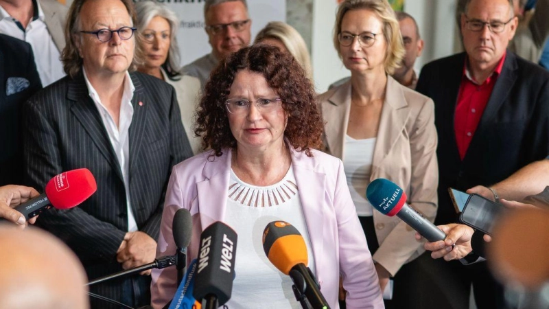 Die Fraktionsvorsitzende des BSW im Thüringer Landtag, Sigrid Hupach (M), erklärt das Votum der Landtagsfraktion.  (Foto: Jacob Schröter/dpa)