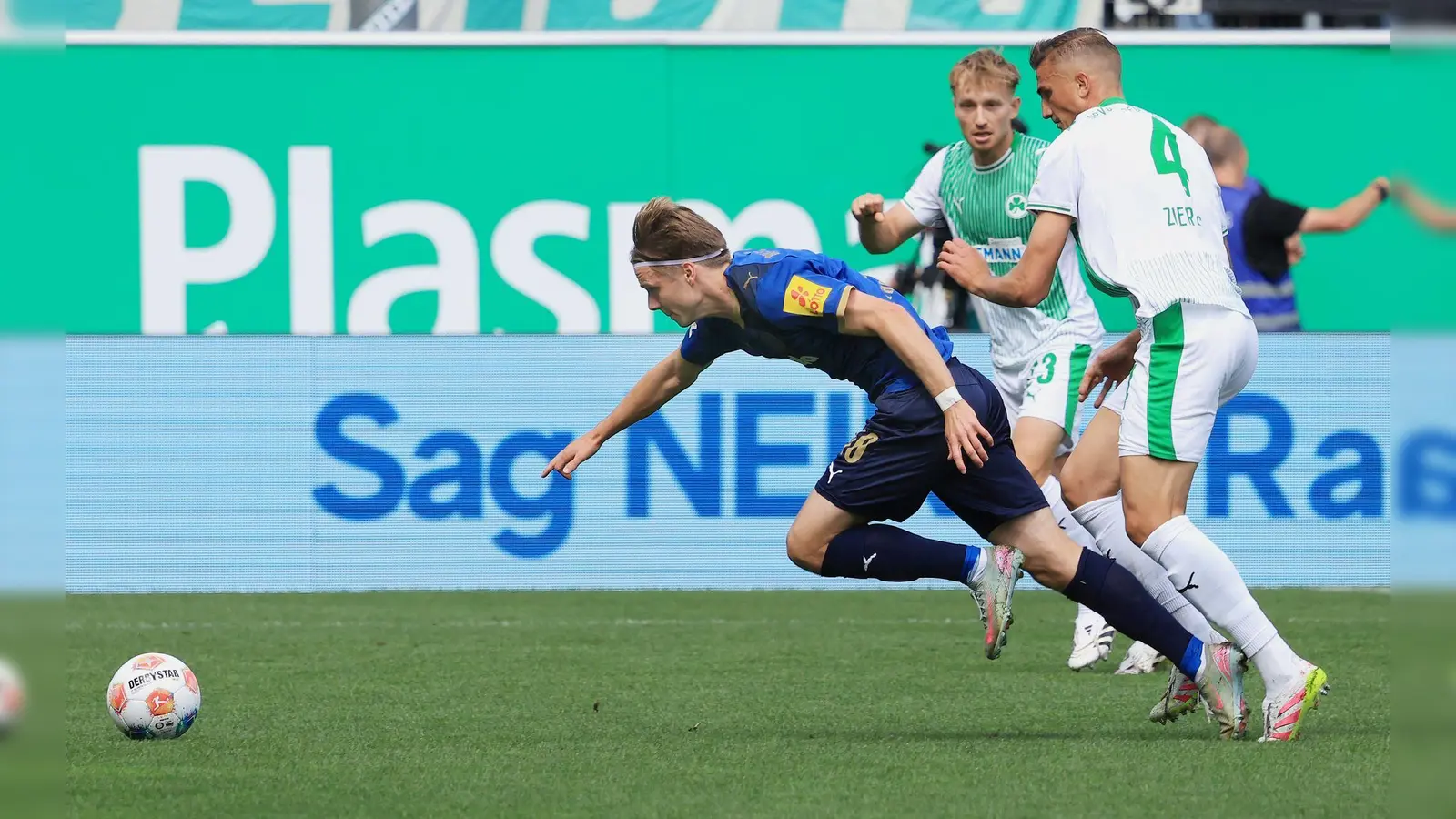 Nach einem starken Konter erzielte Jonas Therkelsen (links) die Führung für Kiel. (Foto: Karl-Josef Hildenbrand/dpa)