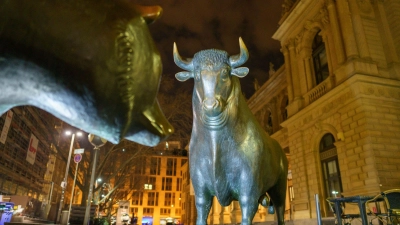 Die Skulpturen von Bulle und Bär stehen vor der Deutschen Börse in Frankfurt am Main. Der Börsenbetreiber hat im vergangenen Jahr glänzend verdient. (Foto: Frank Rumpenhorst/dpa)