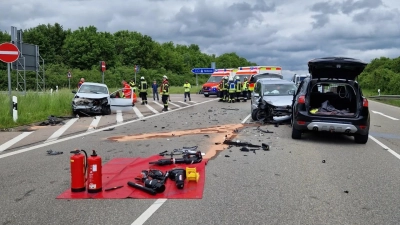 Drei Autos wurden bei dem Unfall an der Autobahn-Anschlussstelle der A6 in Richtung Heilbronn völlig zerstört. (Foto: Feuerwehr Aurach)