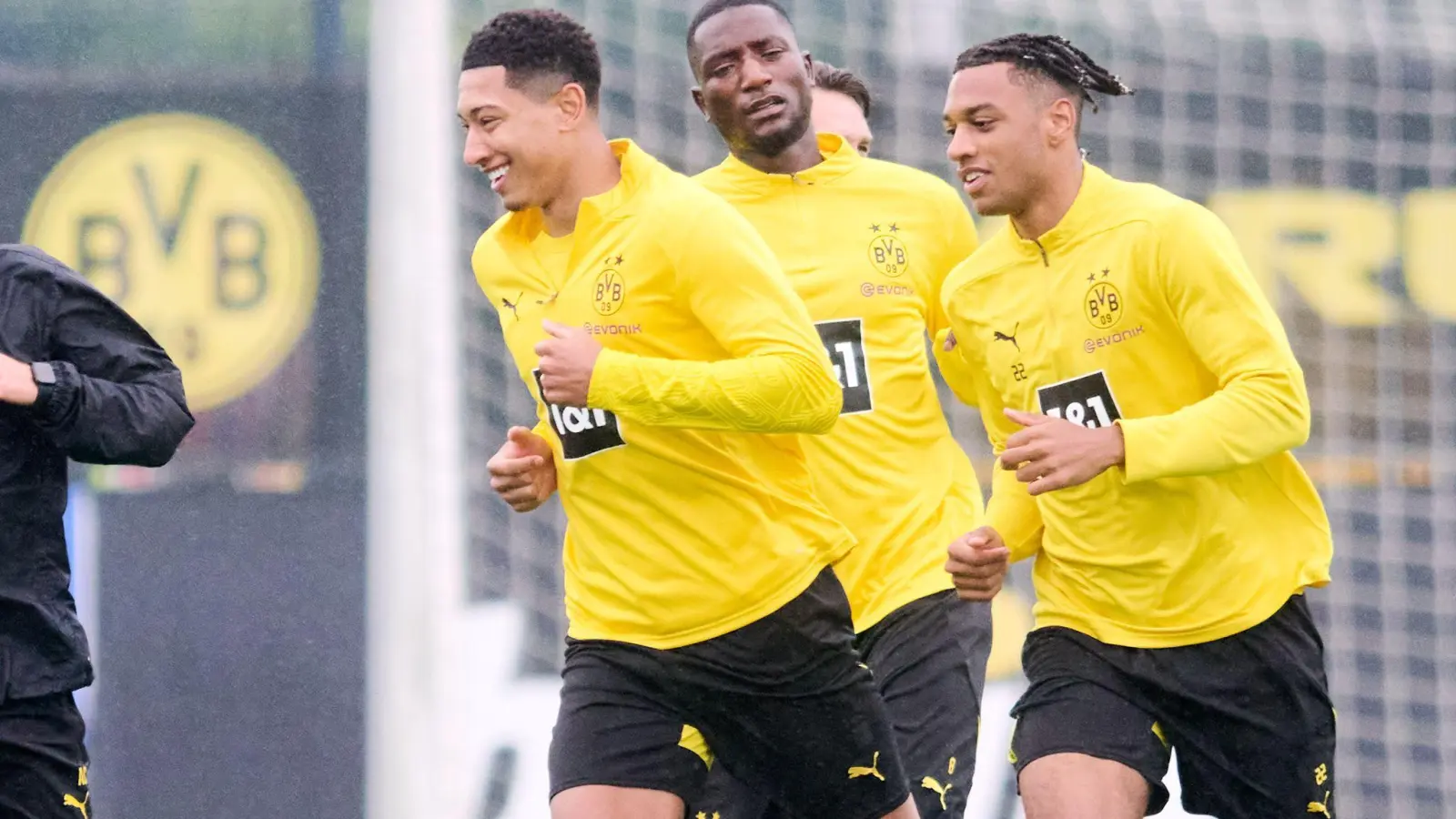 Jobe Bellingham (l) geht nach nur wenigen Trainingseinheiten beim BVB schon voran.  (Foto: Bernd Thissen/dpa)