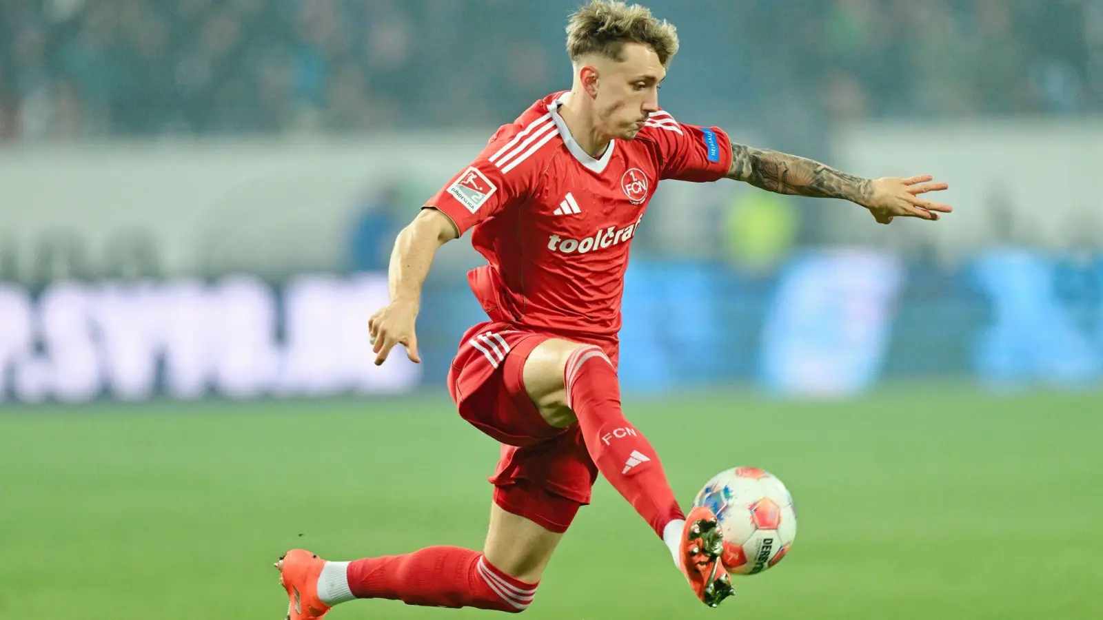 Vor dem Abflug aus Nürnberg: Tim Drexler. (Foto: Uwe Anspach/dpa)