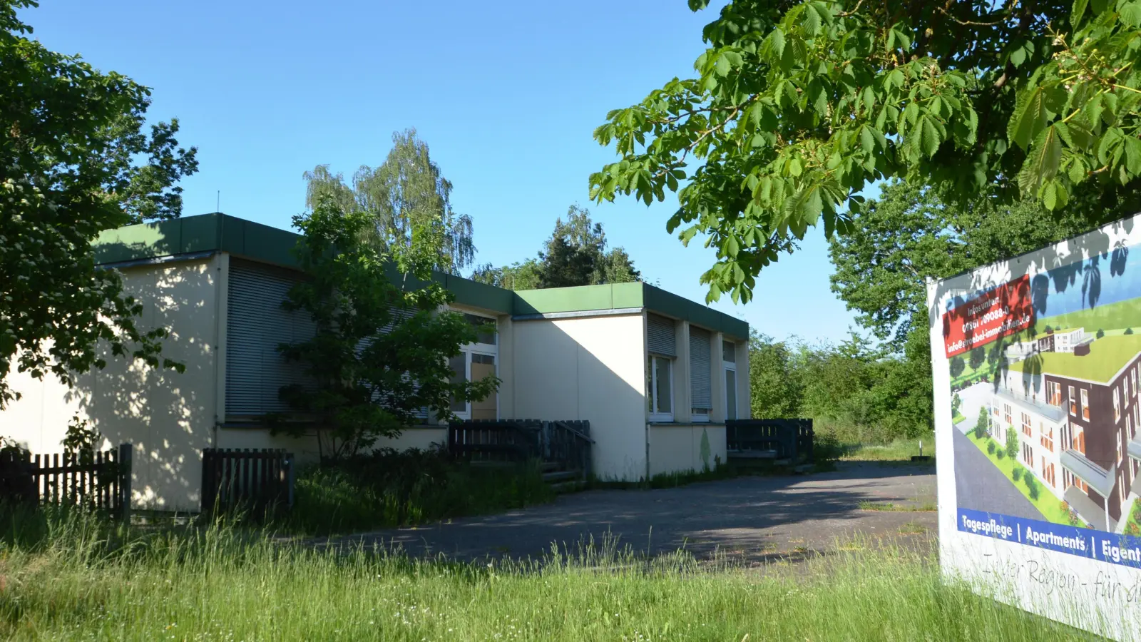 Auf dem Gelände des ehemaligen Kindergartens soll ein Generationenwohnpark entstehen. Statt eingeschossiger Flachdachbauweise ist ein moderner dreigeschossiger Baukörper geplant. (Foto: Peter Tippl)