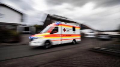 Bei einem Schlaganfall zählt jede Sekunde. Beim Rufen des Rettungswagens sollte man seinen Verdacht bereits äußern.  (Foto: Boris Roessler/dpa/dpa-tmn)