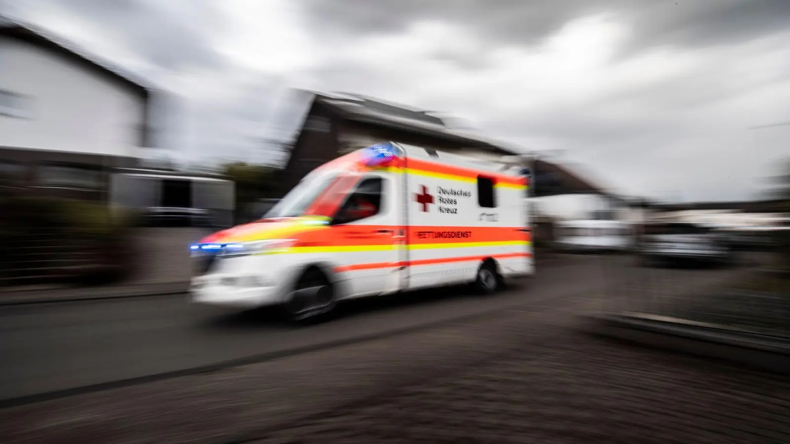 Bei einem Schlaganfall zählt jede Sekunde. Beim Rufen des Rettungswagens sollte man seinen Verdacht bereits äußern.  (Foto: Boris Roessler/dpa/dpa-tmn)