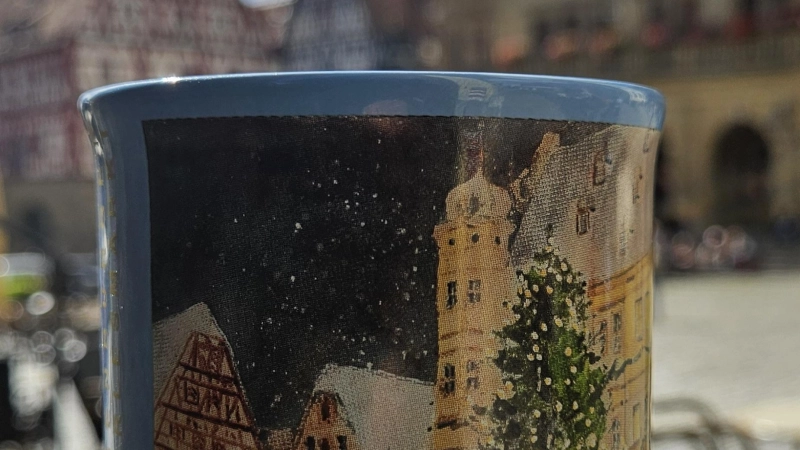 In seinem Aquarell hat Alfons Berse den Marktplatz in weihnachtlichem Glanz verewigt. (Foto: Robert Nehr)