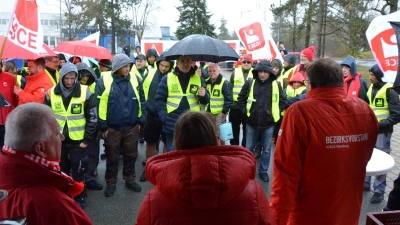 Zum Schichtwechsel am Dienstag hatte die Industriegewerkschaft Bergbau, Chemie, Energie (IGBCE) zur Protest-Kundgebung vor dem Playmobil-Werkstor eingeladen. Trotz eines starken Schneeregenschauers kamen insgesamt über 100 Menschen, einige harrten stundenlang aus. (Foto: Yvonne Neckermann)
